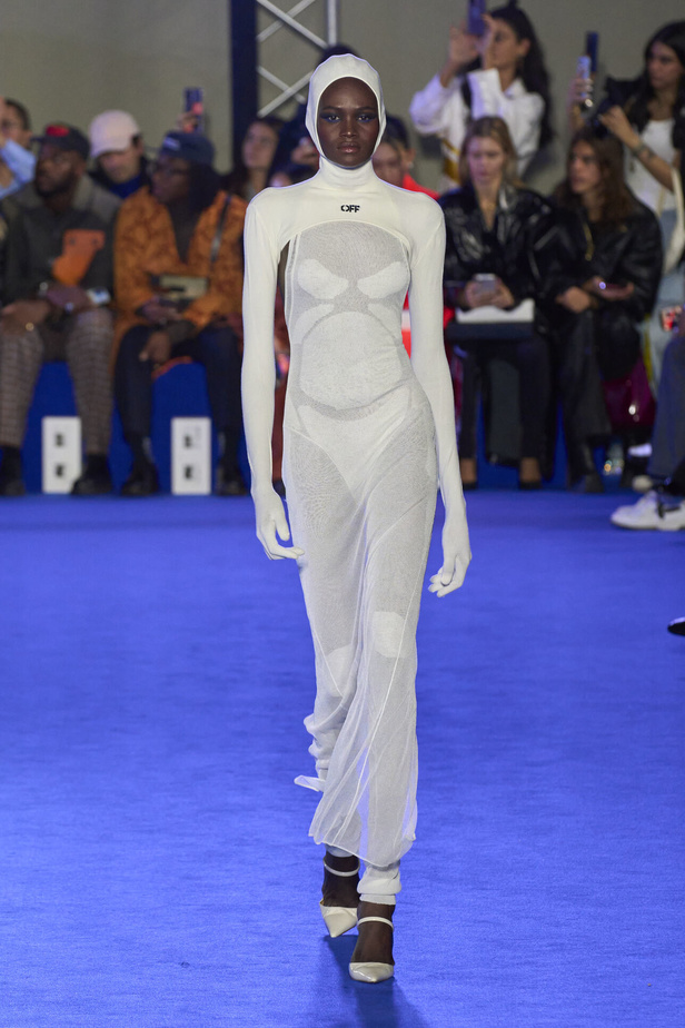 عرض أزياء Off-White لربيع وصيف 2023.. موضة الجلد والنقشات النافرة