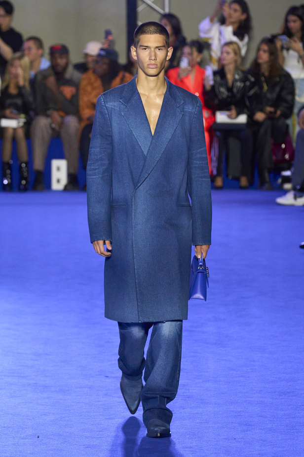 عرض أزياء Off-White لربيع وصيف 2023.. موضة الجلد والنقشات النافرة