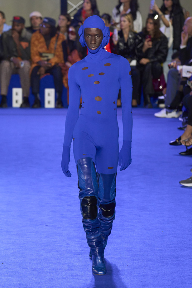 عرض أزياء Off-White لربيع وصيف 2023.. موضة الجلد والنقشات النافرة