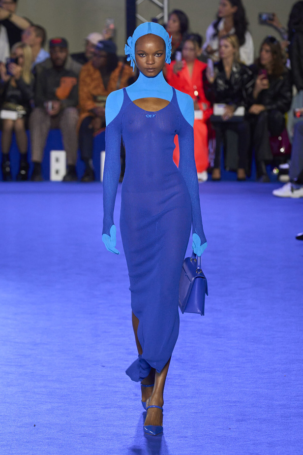 عرض أزياء Off-White لربيع وصيف 2023.. موضة الجلد والنقشات النافرة