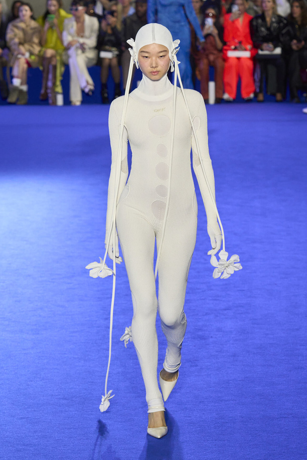 عرض أزياء Off-White لربيع وصيف 2023.. موضة الجلد والنقشات النافرة