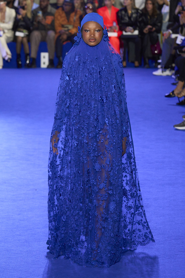 عرض أزياء Off-White لربيع وصيف 2023.. موضة الجلد والنقشات النافرة