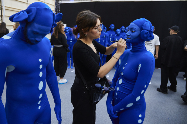 عرض أزياء Off-White لربيع وصيف 2023.. موضة الجلد والنقشات النافرة