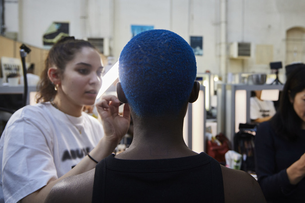 عرض أزياء Off-White لربيع وصيف 2023.. موضة الجلد والنقشات النافرة