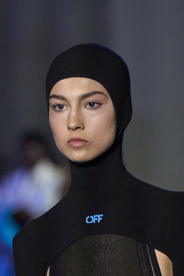 عرض أزياء Off-White لربيع وصيف 2023.. موضة الجلد والنقشات النافرة