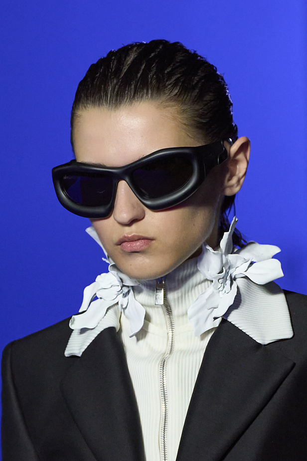 عرض أزياء Off-White لربيع وصيف 2023.. موضة الجلد والنقشات النافرة