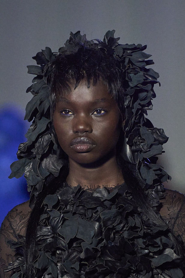 عرض أزياء Off-White لربيع وصيف 2023.. موضة الجلد والنقشات النافرة