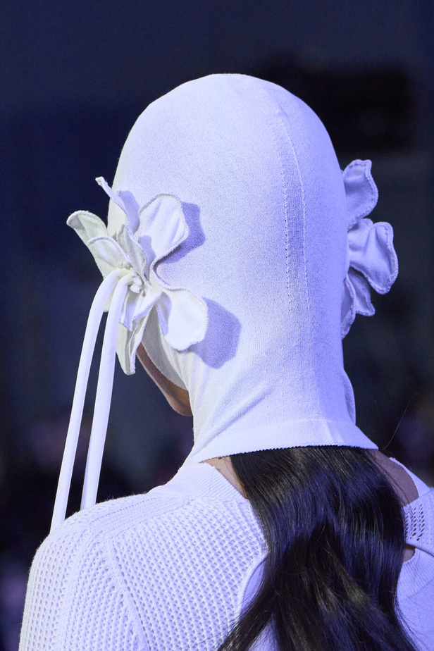 عرض أزياء Off-White لربيع وصيف 2023.. موضة الجلد والنقشات النافرة