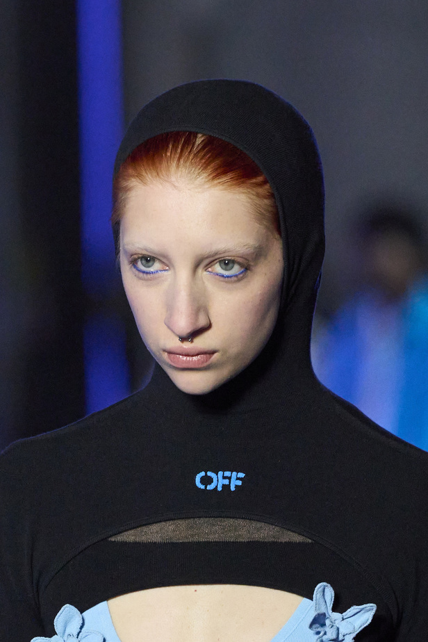 عرض أزياء Off-White لربيع وصيف 2023.. موضة الجلد والنقشات النافرة