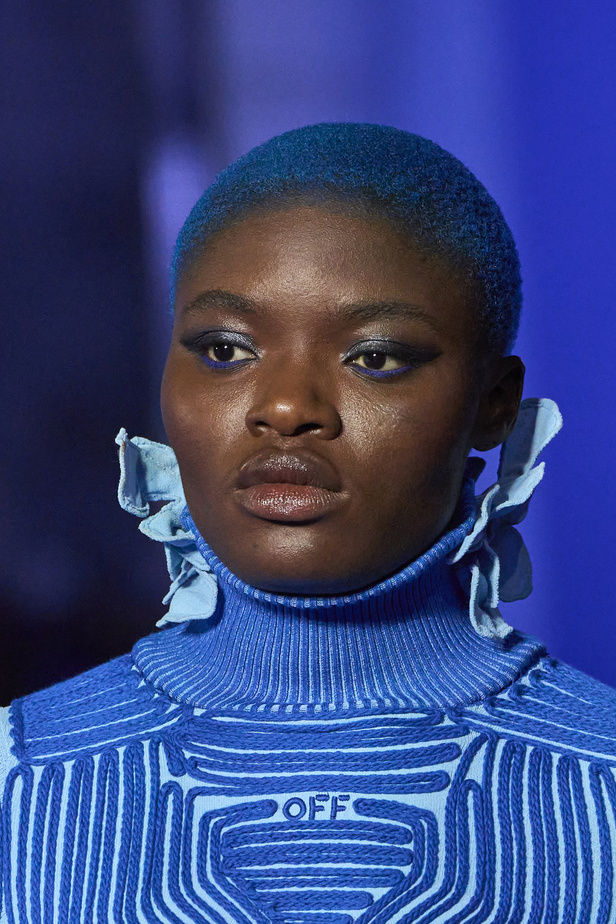 عرض أزياء Off-White لربيع وصيف 2023.. موضة الجلد والنقشات النافرة