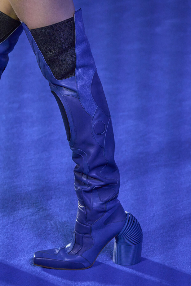 عرض أزياء Off-White لربيع وصيف 2023.. موضة الجلد والنقشات النافرة