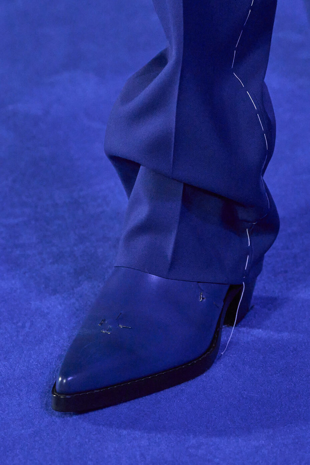 عرض أزياء Off-White لربيع وصيف 2023.. موضة الجلد والنقشات النافرة