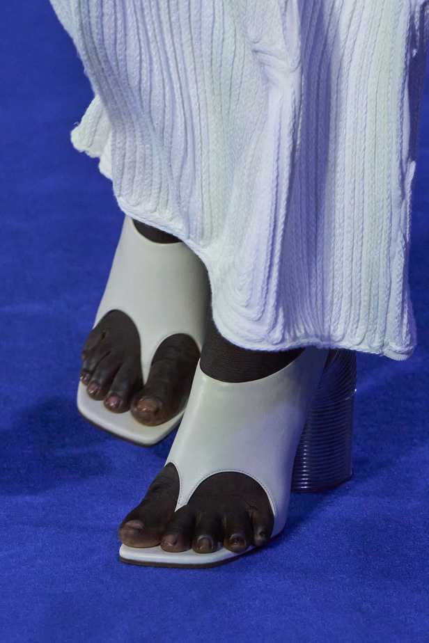 عرض أزياء Off-White لربيع وصيف 2023.. موضة الجلد والنقشات النافرة