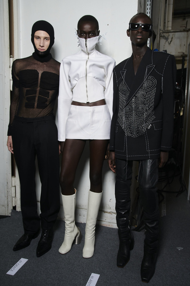 عرض أزياء Off-White لربيع وصيف 2023.. موضة الجلد والنقشات النافرة