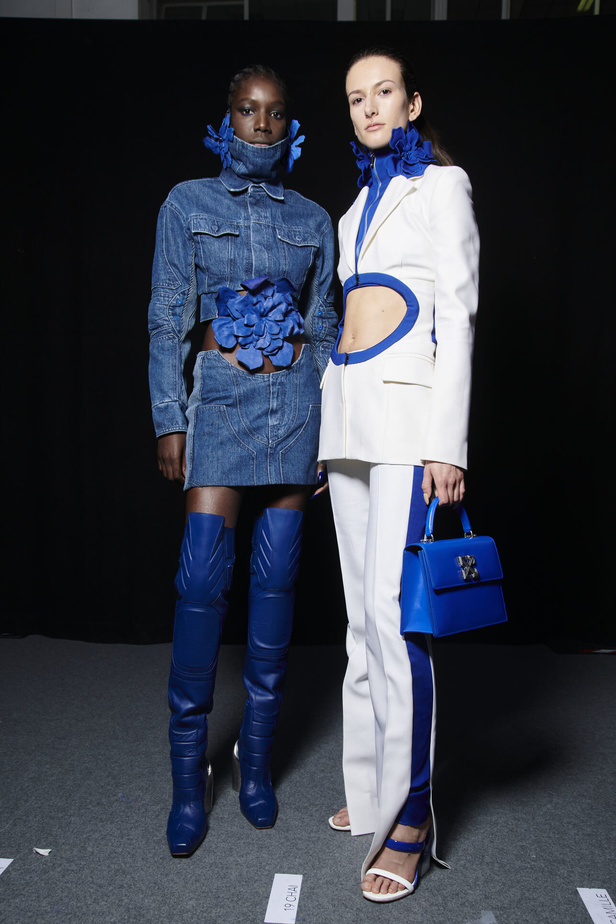 عرض أزياء Off-White لربيع وصيف 2023.. موضة الجلد والنقشات النافرة