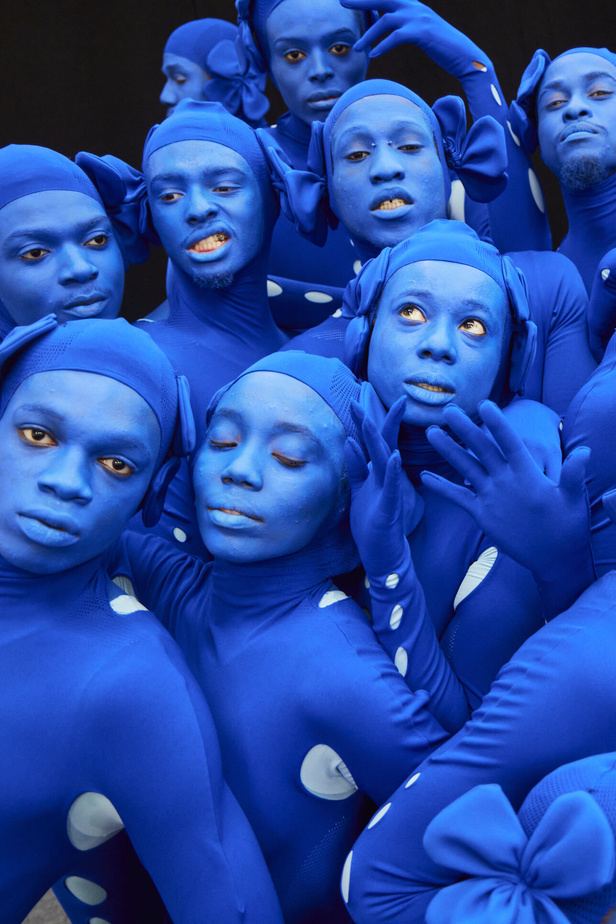 عرض أزياء Off-White لربيع وصيف 2023.. موضة الجلد والنقشات النافرة