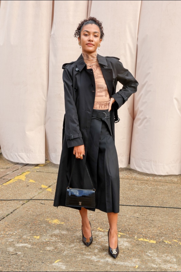 مجموعة Burberry لربيع 2023 أناقة صيفية بلمسة بريطانية 