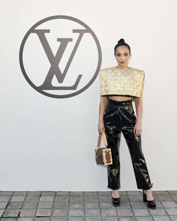 مجموعة Louis Vuitton  لربيع وصيف 2023.. تصاميم مبتكرة وأناقة الجلد