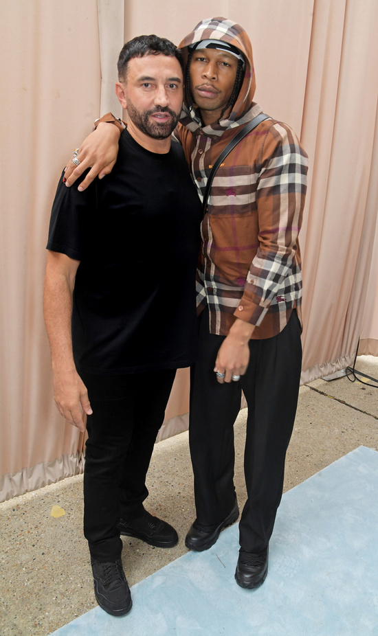 مجموعة Burberry لربيع 2023 أناقة صيفية بلمسة بريطانية 