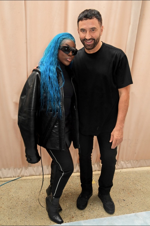 مجموعة Burberry لربيع 2023 أناقة صيفية بلمسة بريطانية 