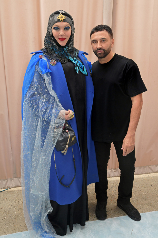 مجموعة Burberry لربيع 2023 أناقة صيفية بلمسة بريطانية 