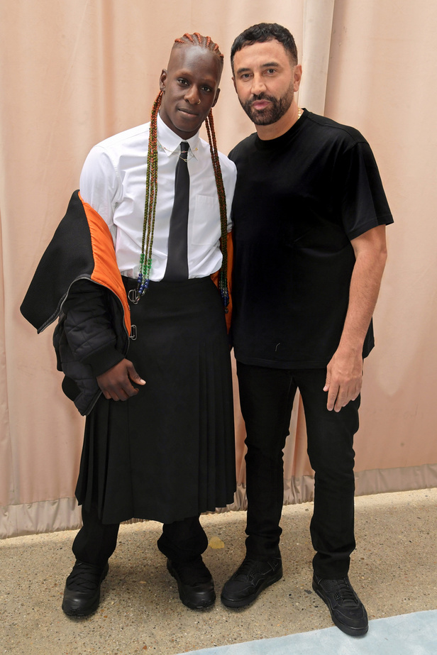 مجموعة Burberry لربيع 2023 أناقة صيفية بلمسة بريطانية 