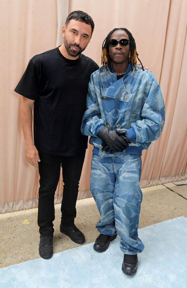 مجموعة Burberry لربيع 2023 أناقة صيفية بلمسة بريطانية 