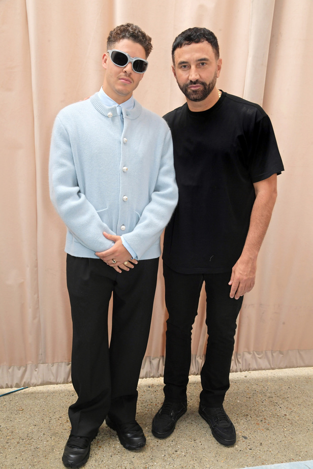 مجموعة Burberry لربيع 2023 أناقة صيفية بلمسة بريطانية 