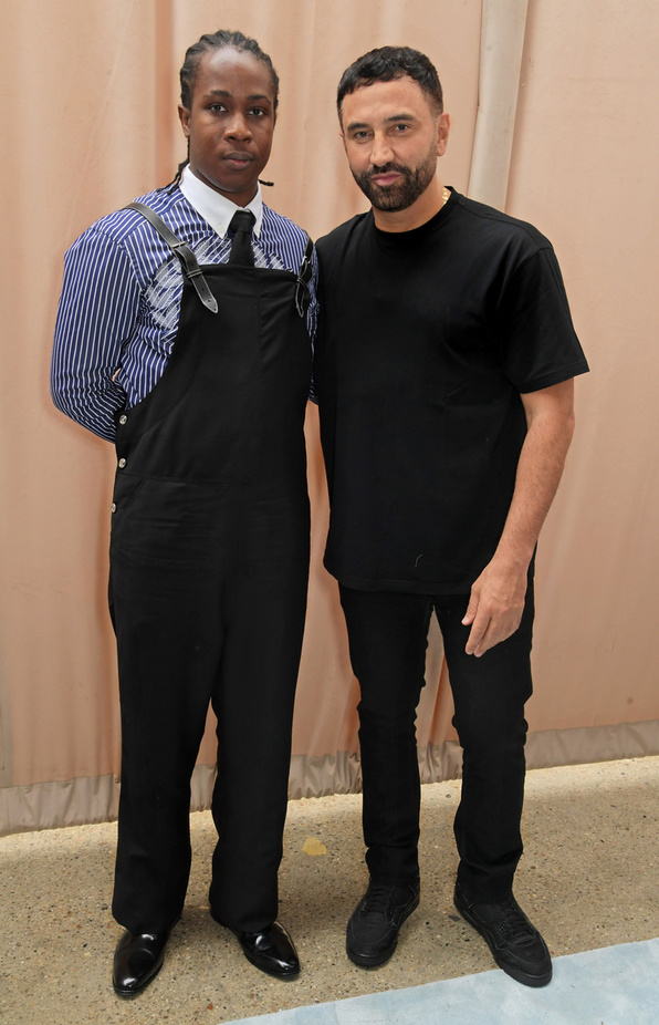 مجموعة Burberry لربيع 2023 أناقة صيفية بلمسة بريطانية 