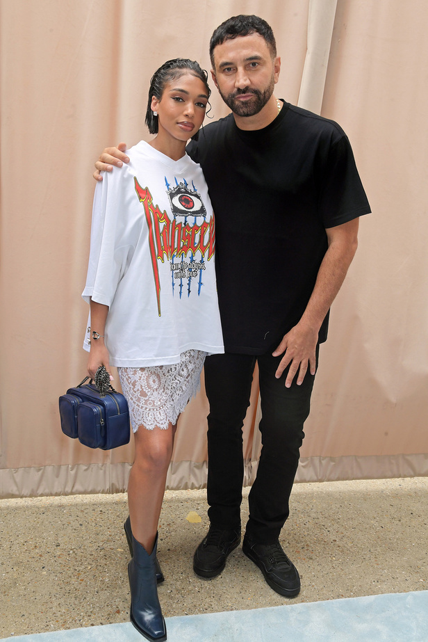 مجموعة Burberry لربيع 2023 أناقة صيفية بلمسة بريطانية 