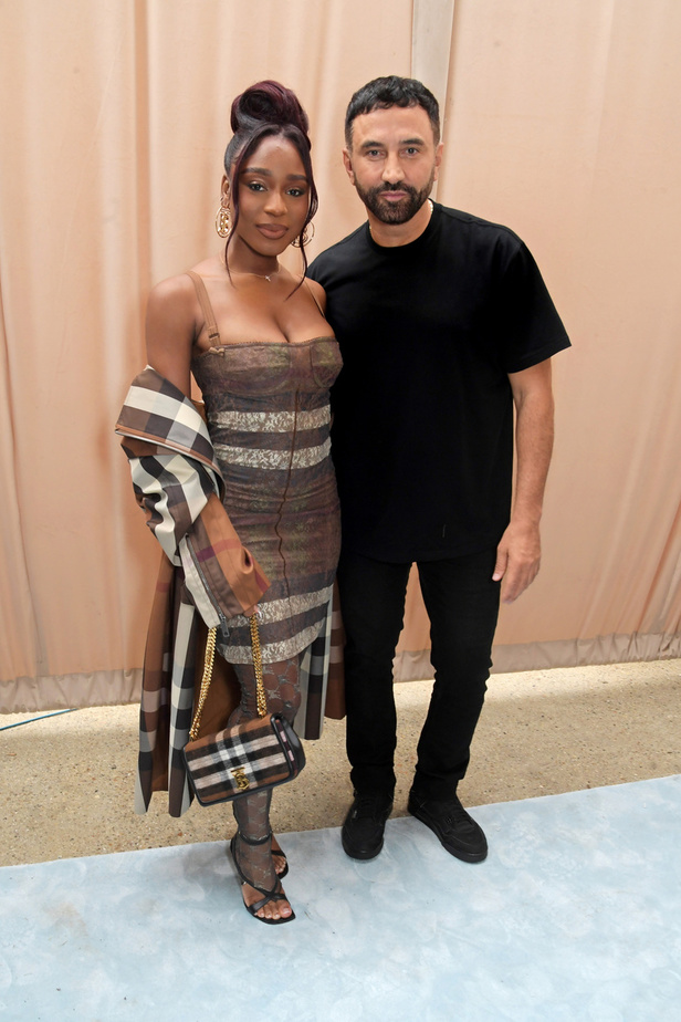 مجموعة Burberry لربيع 2023 أناقة صيفية بلمسة بريطانية 