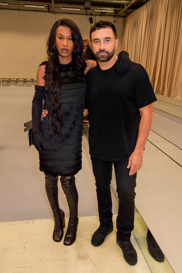 مجموعة Burberry لربيع 2023 أناقة صيفية بلمسة بريطانية 