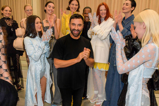 مجموعة Burberry لربيع 2023 أناقة صيفية بلمسة بريطانية 