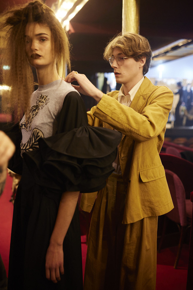 اكسسوارات غريبة وصيحات ملفتة ظهرت في عرض أزياء Rochas  لربيع وصيف 2023  