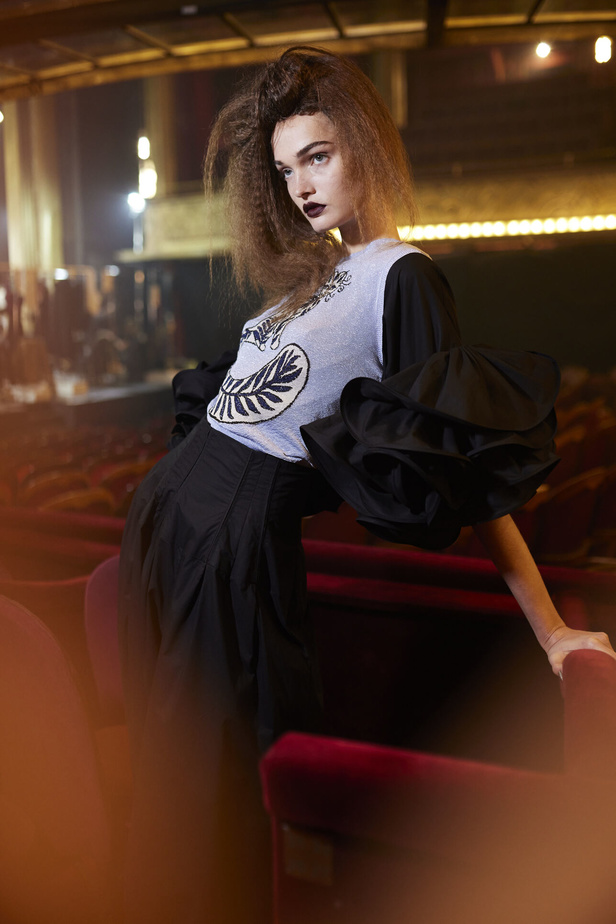 اكسسوارات غريبة وصيحات ملفتة ظهرت في عرض أزياء Rochas  لربيع وصيف 2023  