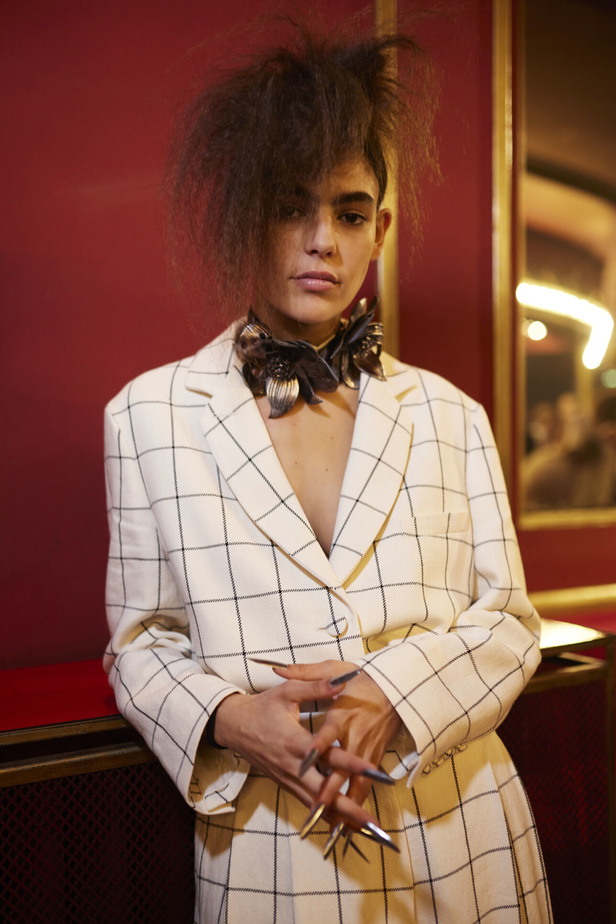 اكسسوارات غريبة وصيحات ملفتة ظهرت في عرض أزياء Rochas  لربيع وصيف 2023  