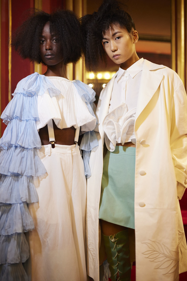 اكسسوارات غريبة وصيحات ملفتة ظهرت في عرض أزياء Rochas  لربيع وصيف 2023  