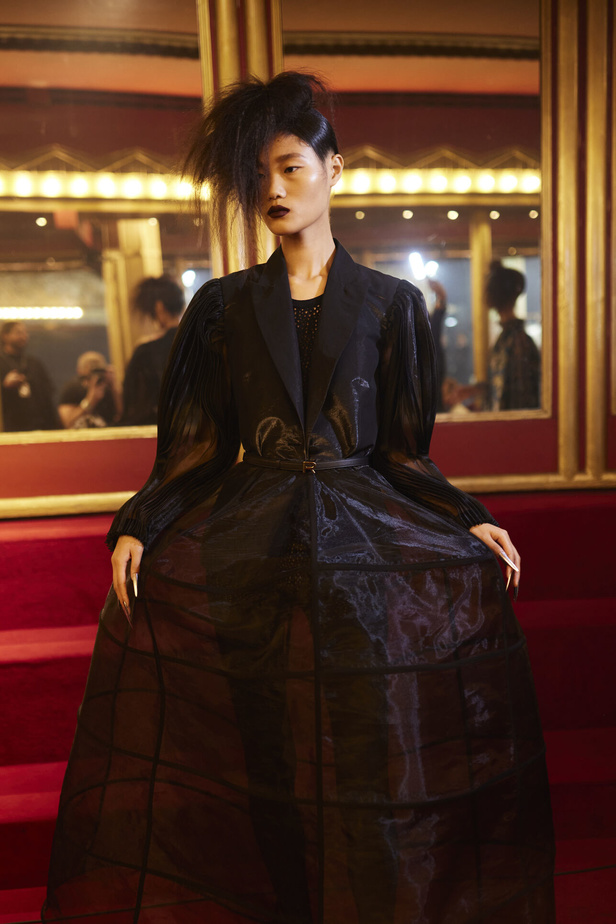 اكسسوارات غريبة وصيحات ملفتة ظهرت في عرض أزياء Rochas  لربيع وصيف 2023  