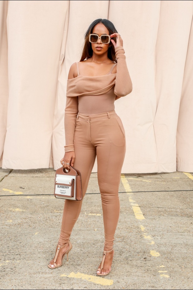 مجموعة Burberry لربيع 2023 أناقة صيفية بلمسة بريطانية 