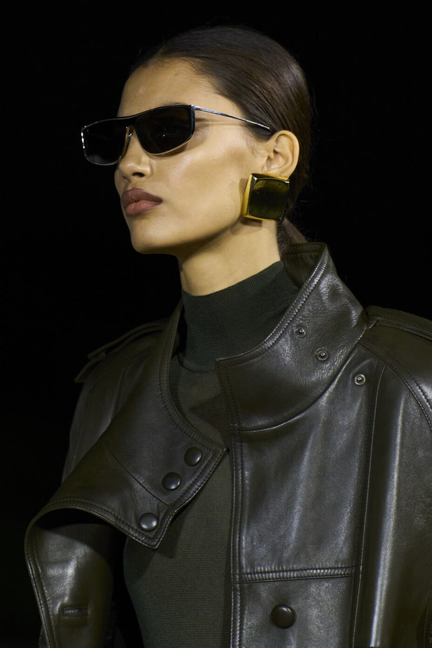 مجموعة Saint Laurent لربيع وصيف 2023.. أناقة الثمانينيات بقصات فاخرة