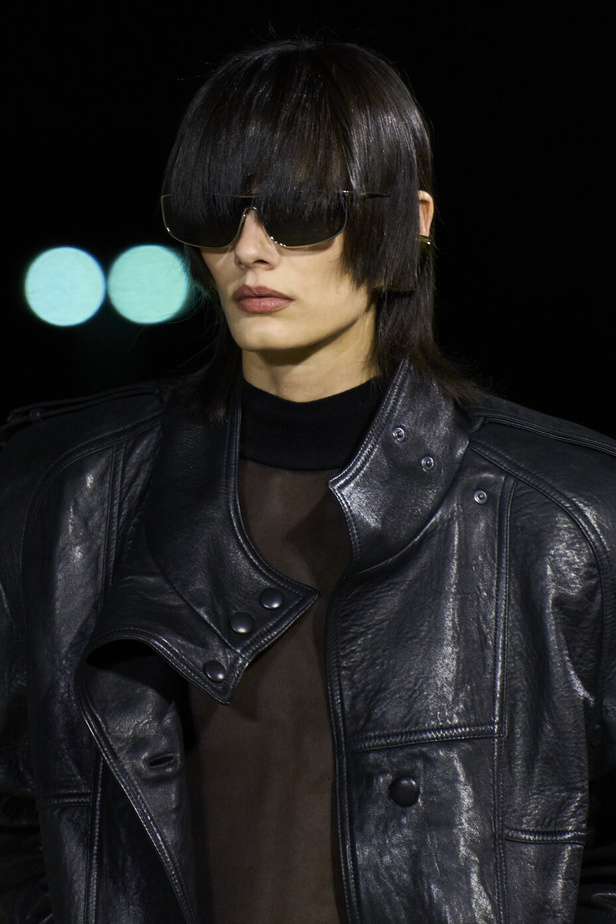 مجموعة Saint Laurent لربيع وصيف 2023.. أناقة الثمانينيات بقصات فاخرة