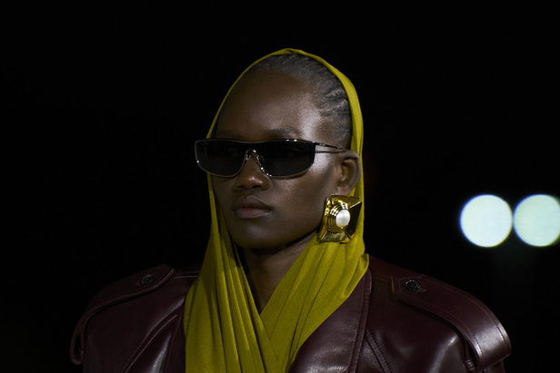 مجموعة Saint Laurent لربيع وصيف 2023.. أناقة الثمانينيات بقصات فاخرة