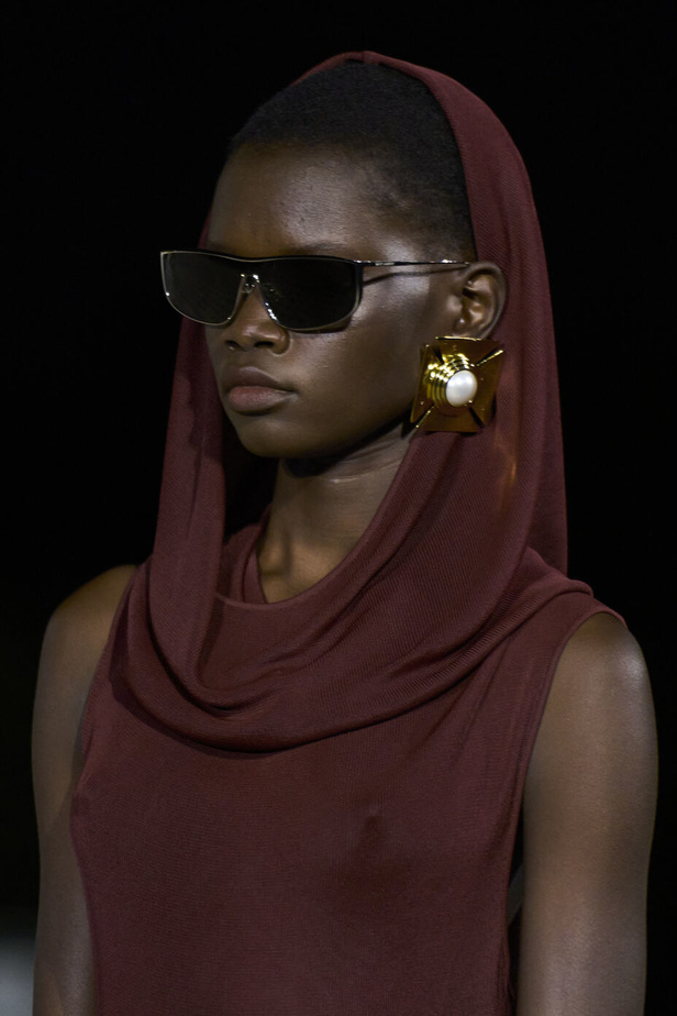 مجموعة Saint Laurent لربيع وصيف 2023.. أناقة الثمانينيات بقصات فاخرة