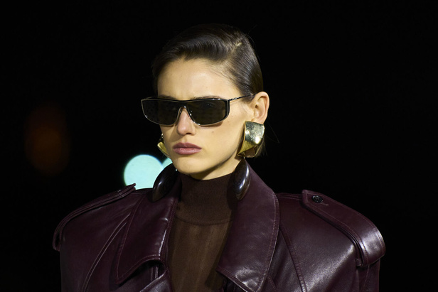 مجموعة Saint Laurent لربيع وصيف 2023.. أناقة الثمانينيات بقصات فاخرة
