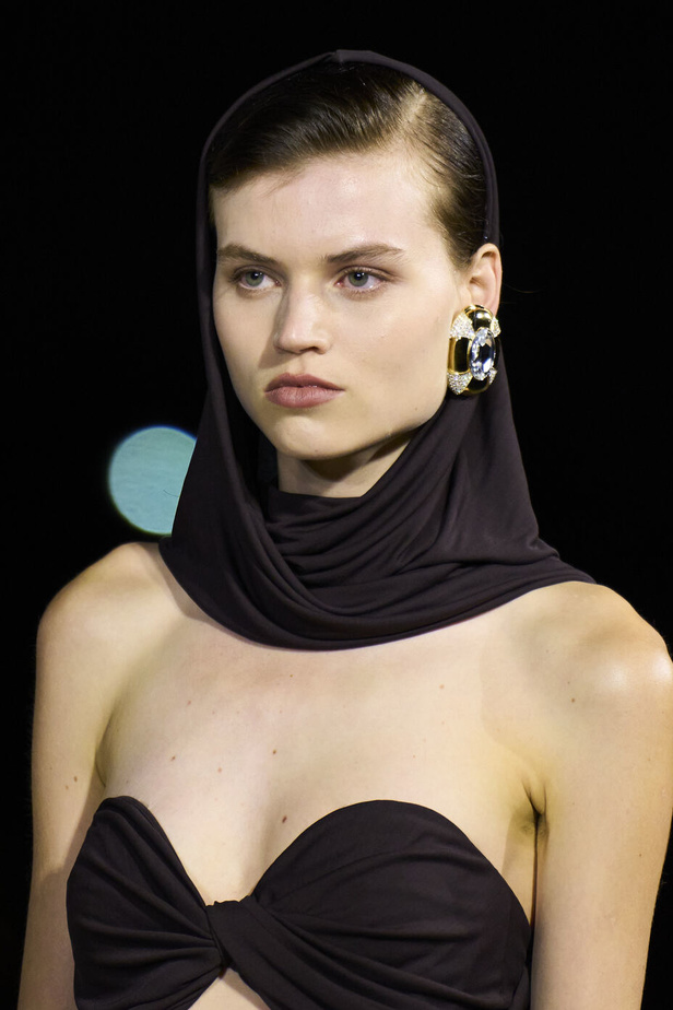 مجموعة Saint Laurent لربيع وصيف 2023.. أناقة الثمانينيات بقصات فاخرة