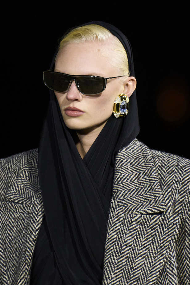 مجموعة Saint Laurent لربيع وصيف 2023.. أناقة الثمانينيات بقصات فاخرة