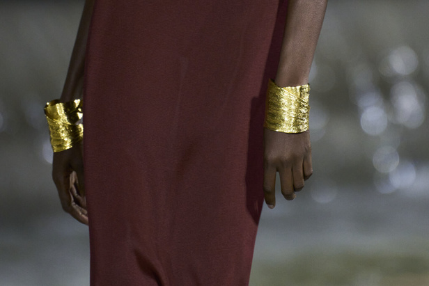 مجموعة Saint Laurent لربيع وصيف 2023.. أناقة الثمانينيات بقصات فاخرة