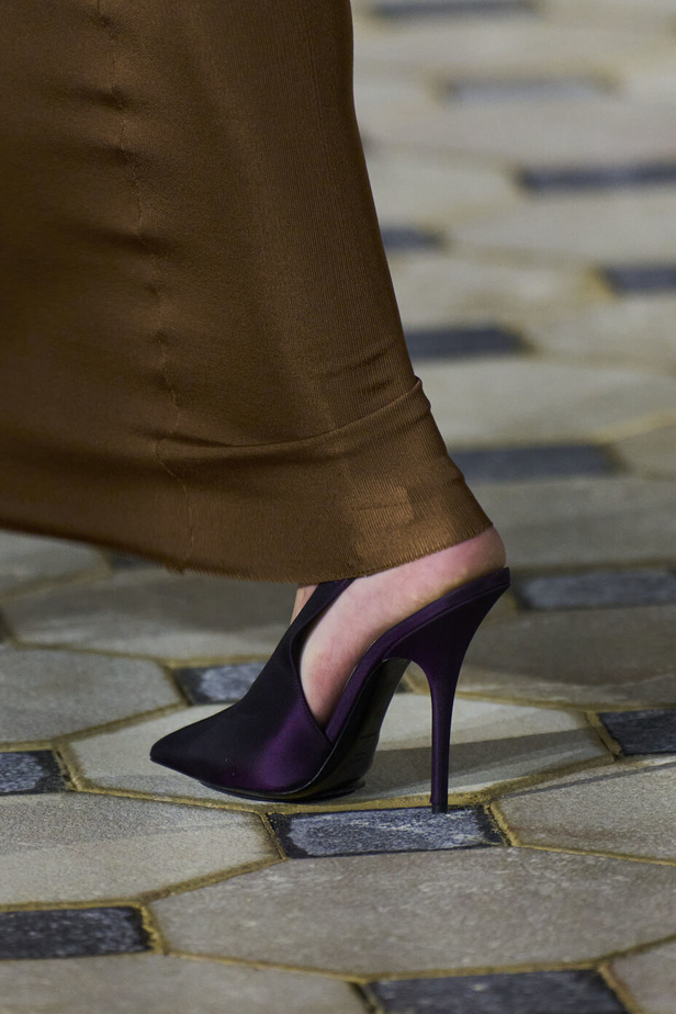 مجموعة Saint Laurent لربيع وصيف 2023.. أناقة الثمانينيات بقصات فاخرة