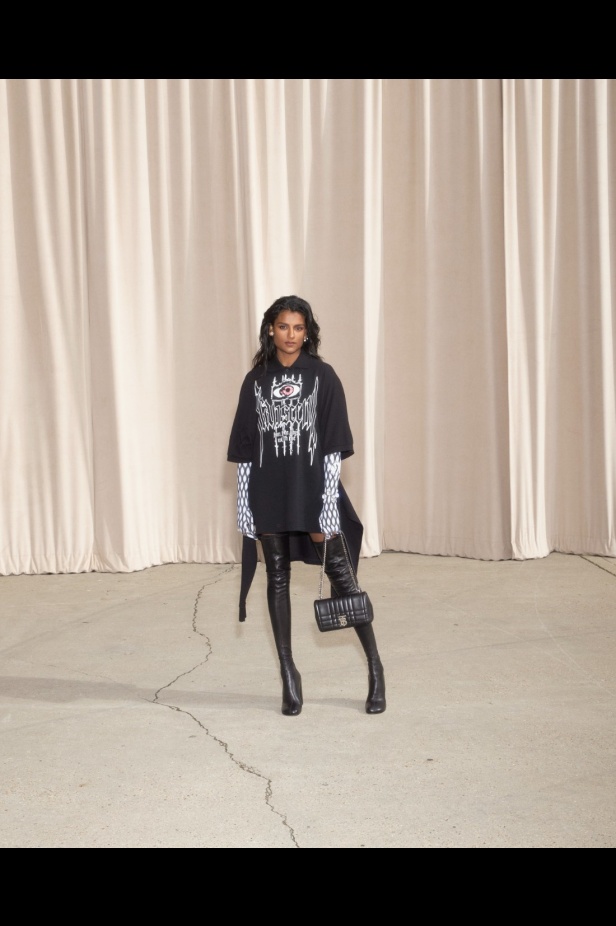 مجموعة Burberry لربيع 2023 أناقة صيفية بلمسة بريطانية 