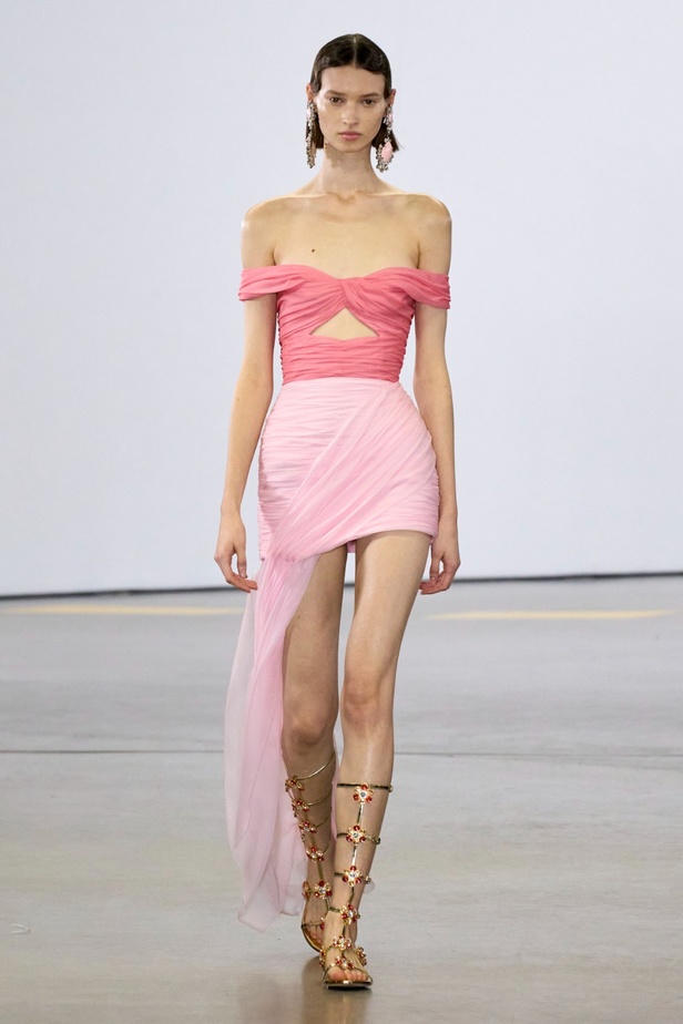 مجموعة Giambattista Valli لربيع 2023 تأخذنا لقضاء عطلة في الهند 